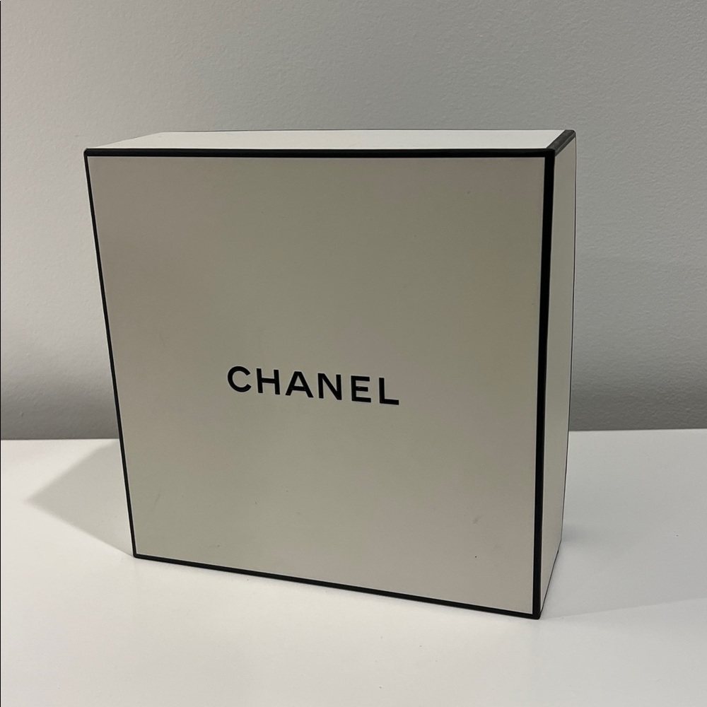 CHANEL Classic White and Black Box - Picture 2 of 5